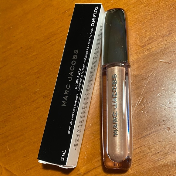 Marc Jacobs Glow Away Dewy Coconut Face Luminizer - Picture 4 of 14